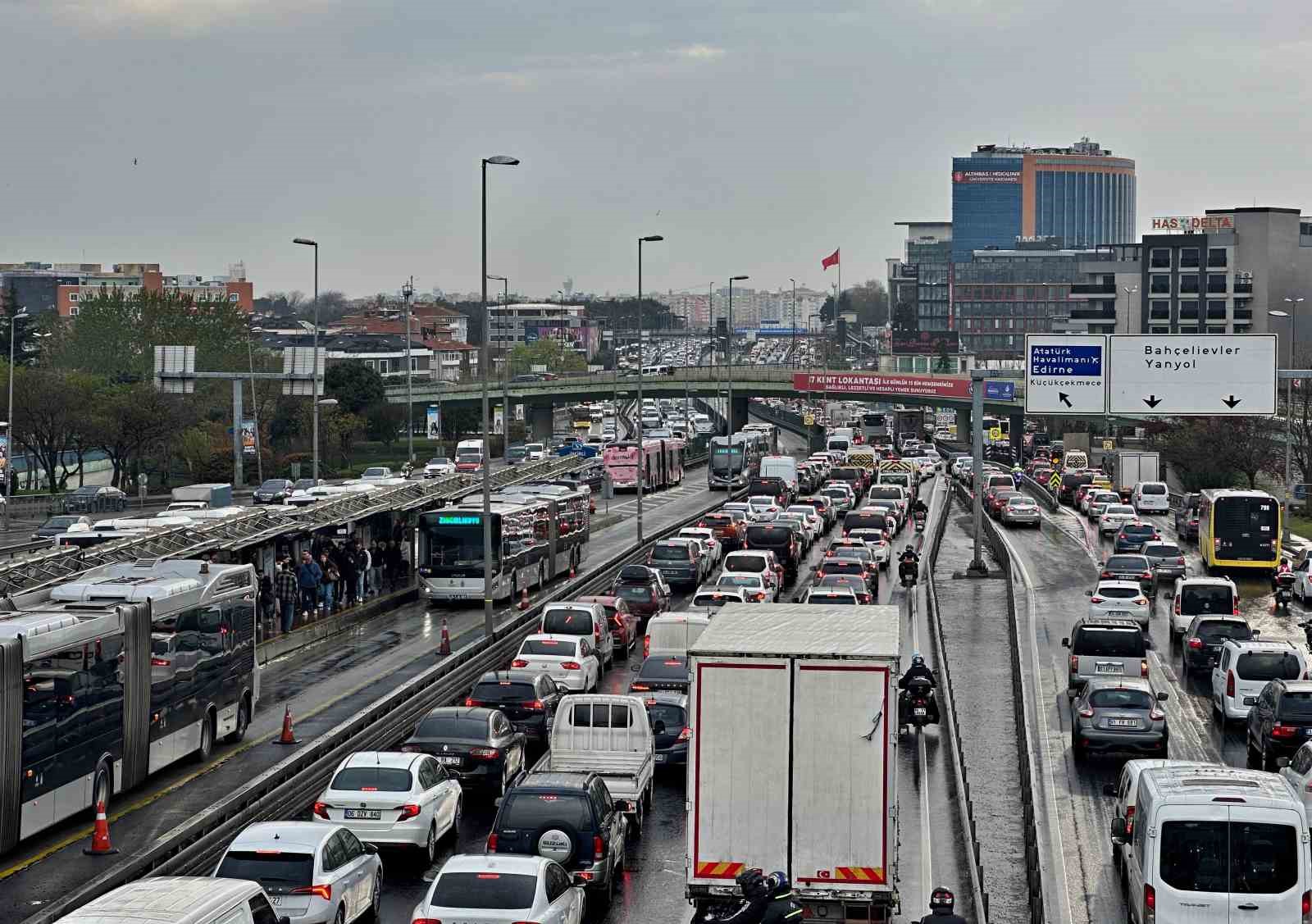 İstanbul’da yağmur trafik yoğunluğuna neden oldu