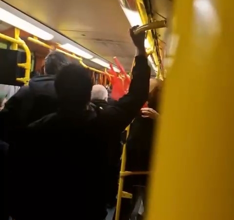 Metro vagonundaki tartışma kamerada