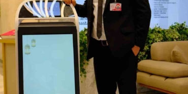 Hastanede robot dönemi: Hasta ve hasta yakınlarına refakat ediyor