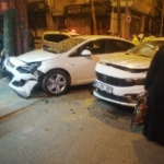 Bayrampaşa’da feci kaza kamerada: Otomobil kıraathaneye daldı, 6 kişi yaralandı