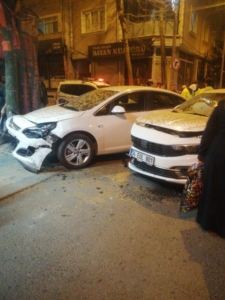 Bayrampaşa’da feci kaza kamerada: Otomobil kıraathaneye daldı, 6 kişi yaralandı