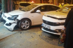 Bayrampaşa’da feci kaza kamerada: Otomobil kıraathaneye daldı, 6 kişi yaralandı