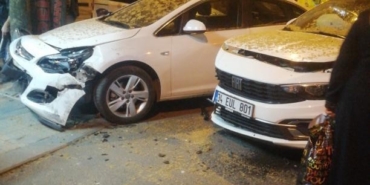 Bayrampaşa’da feci kaza kamerada: Otomobil kıraathaneye daldı, 6 kişi yaralandı