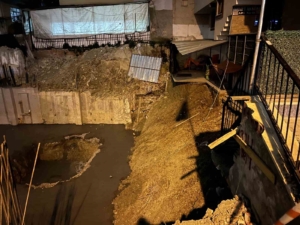 Güngören’de 6 katlı binanın bitişiğindeki inşaat alanında toprak kayması yaşandı