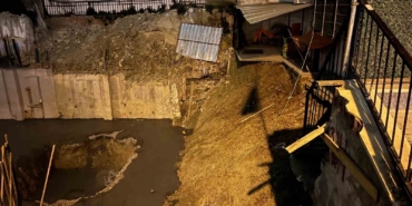 Güngören’de 6 katlı binanın bitişiğindeki inşaat alanında toprak kayması yaşandı