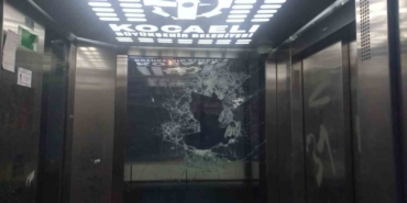 Asansörün camını kaldırım taşlarıyla parçaladı