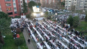 Tuzla’da Ramazan’ın bereketi sokak iftarlarında paylaşılıyor