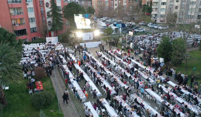 Tuzla’da Ramazan’ın bereketi sokak iftarlarında paylaşılıyor