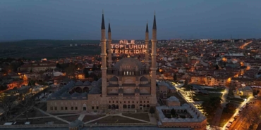 Selimiye Camisi’ne "Aile toplumun temelidir" yazısı asıldı