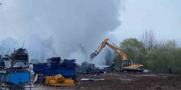 Kocaeli’ndeki fabrika yangınında soğutma çalışmaları sürüyor