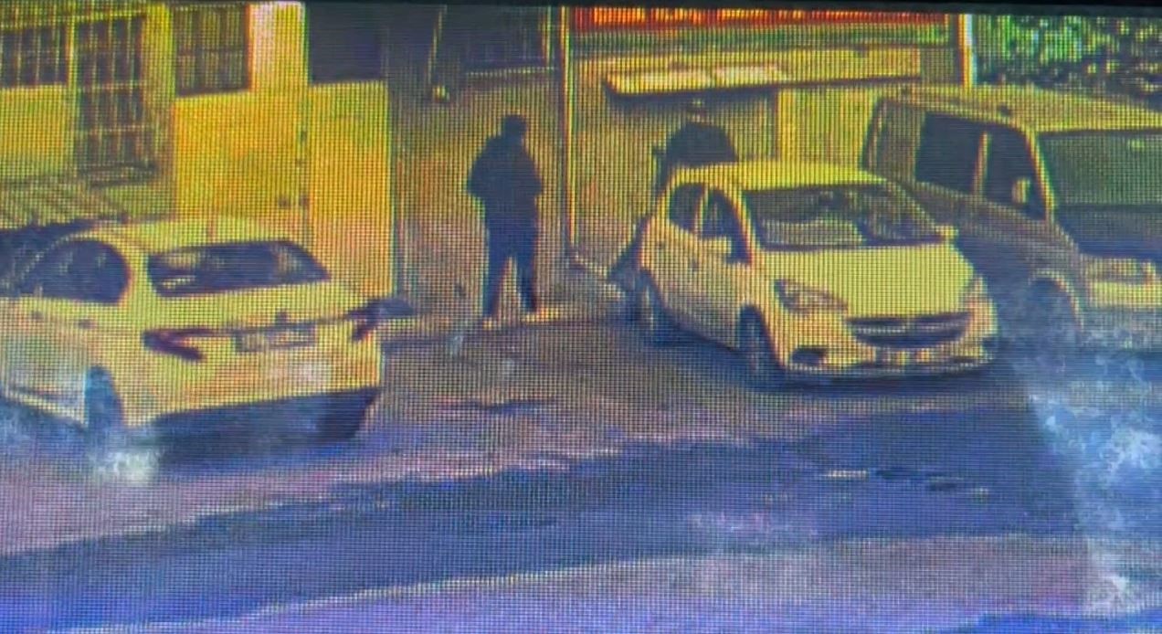 Bayrampaşa’da iş yeri müdürüne bıçaklı saldırı: O anlar kamerada