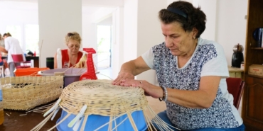 Ayvalık’ta mahalle evlerinde üretilenler ilgi görüyor