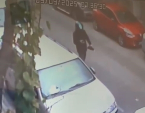 Küçükçekmece’de kaskla kamufle olmaya çalışan hırsız park halindeki motosikleti çaldı