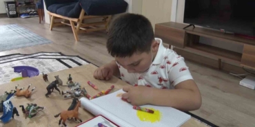 Otizmli çocukları kendilerine yetebilecek düzeye hazırlıyor