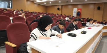 Hadis ezberleme yarışmasında öğrenciler kıyasıya mücadele etti