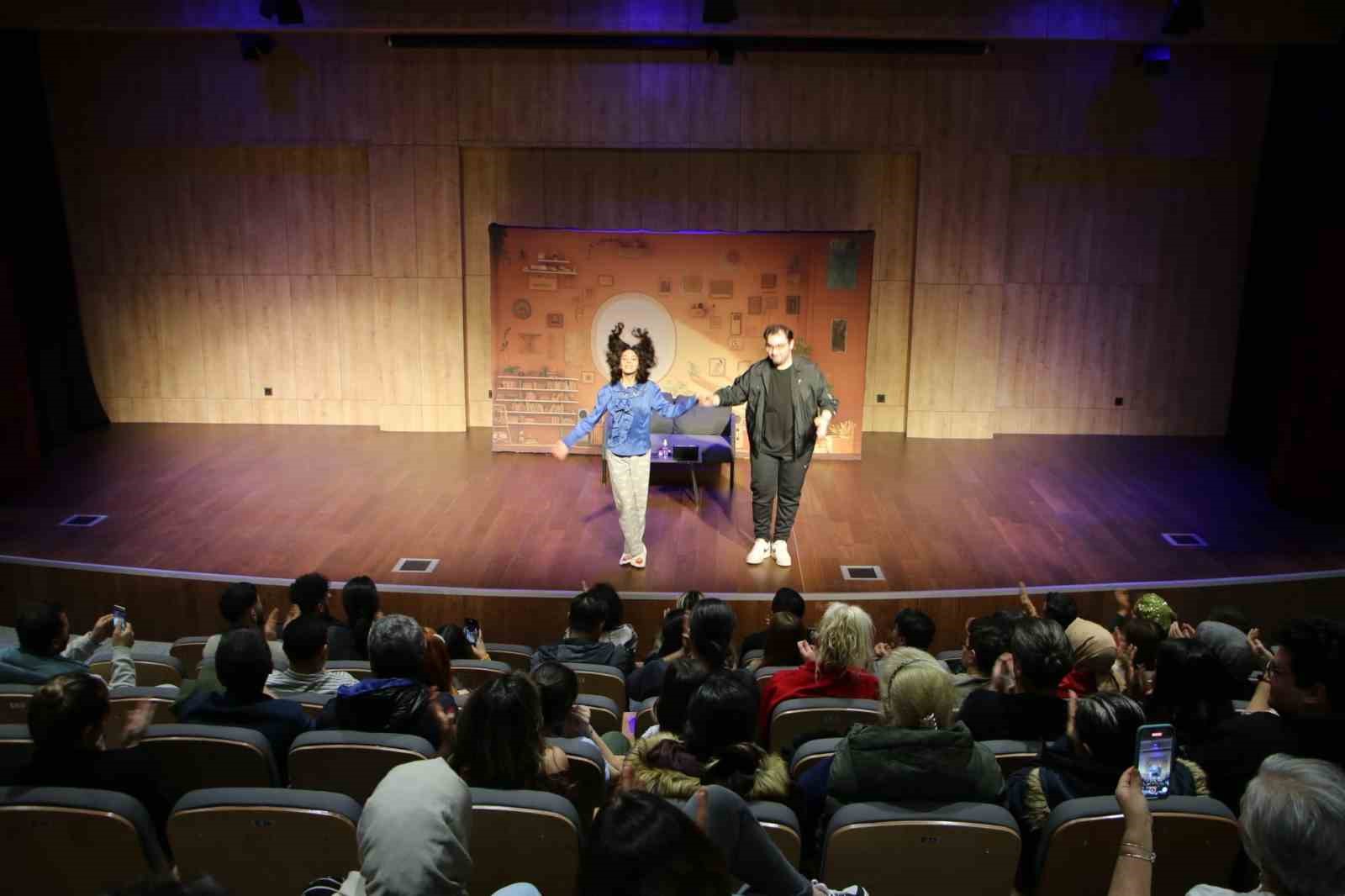 ‘Benimle çıkar mısın?’ adlı tiyatro oyunu Kartal’da sahnelendi