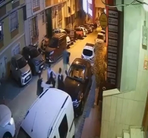 Esenyurt’ta komşu kavgası kamerada