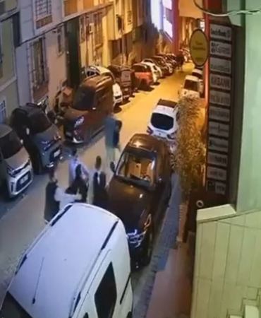 Esenyurt’ta komşu kavgası kamerada