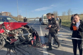 Hurdaya dönen otomobilden yara almadan çıktı, gözyaşlarını tutamadı