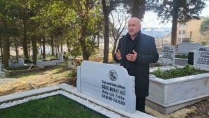 Oğlu Oğuz Murat Aci’nin ölüm yıl dönümünde mezarı başında dua eden baba Aci: "İlk günkü gibi yaramız tazelendi, yüreğimiz yanıyor"