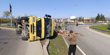Kontrolden çıkan kamyon devrildi, sürücüsü yaralandı