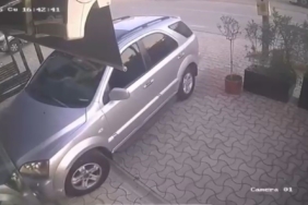 Kuaförlük yapan kiracısının dükkanına otomobille daldı...