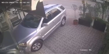 Kuaförlük yapan kiracısının dükkanına otomobille daldı...