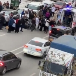 Kocaeli’nde korkunç kaza: Motosikletten düşen kadına kamyonet çarptı