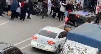 Kocaeli’nde korkunç kaza: Motosikletten düşen kadına kamyonet çarptı