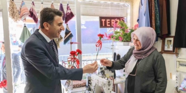 Kadınlara karanfil dağıtıldı