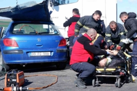 Hurdaya dönen araçta sıkışanları kurtarmak için zamanla yarıştılar