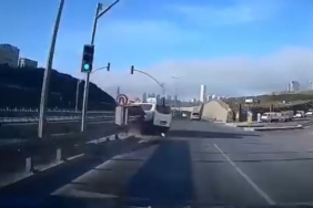 Esenyurt’ta yasak yerden dönüş yapmaya çalışan sürücü kazaya neden oldu: O anlar kamerada