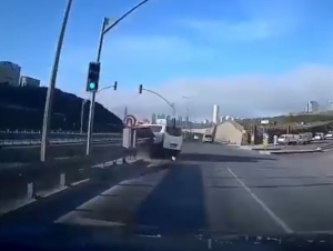 Esenyurt’ta yasak yerden dönüş yapmaya çalışan sürücü kazaya neden oldu: O anlar kamerada