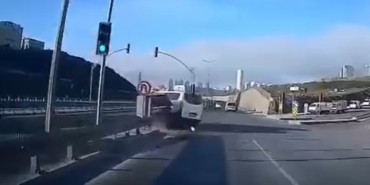 Esenyurt’ta yasak yerden dönüş yapmaya çalışan sürücü kazaya neden oldu: O anlar kamerada