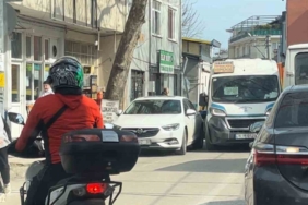 Aracı yola bırakıp gitti, metrelerce araç trafiği oluştu