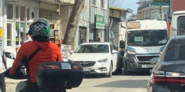 Aracı yola bırakıp gitti, metrelerce araç trafiği oluştu