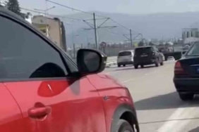 Şerit ihlali yapıp, yol vermeyen sürücünün aracına zarar verdi