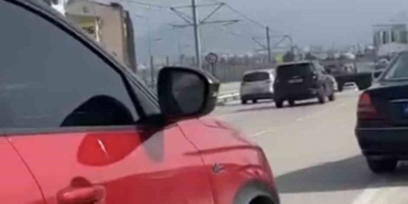 Şerit ihlali yapıp, yol vermeyen sürücünün aracına zarar verdi