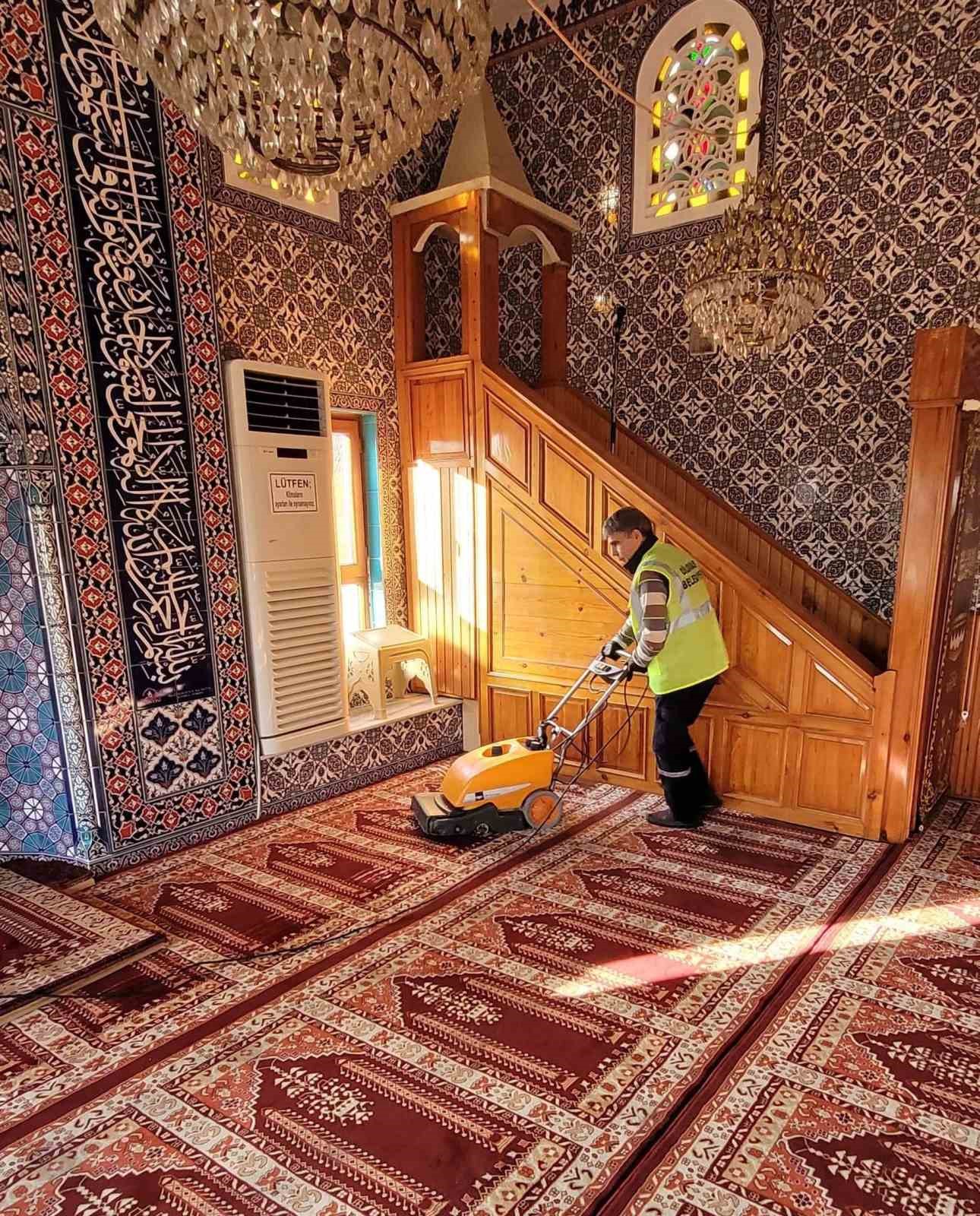 Camilerde Ramazan temizliği