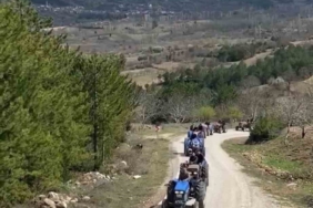 Bursa’nın Issızdere köyünde komşu köye traktörlü bayram konvoyu