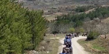 Bursa’nın Issızdere köyünde komşu köye traktörlü bayram konvoyu