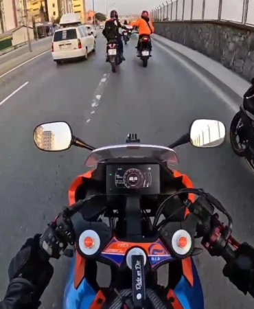 Pendik’te motosiklet sürücüleri şakalaşırken kaza yaptı: 1 yaralı