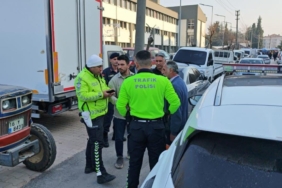 Barışmak istediği eşini tabanca ile kovaladı