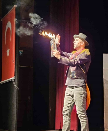 Jonglör ekibi şovları çocukları heyecana boğdu