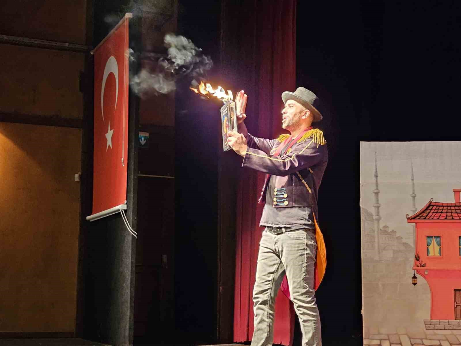 Jonglör ekibi şovları çocukları heyecana boğdu
