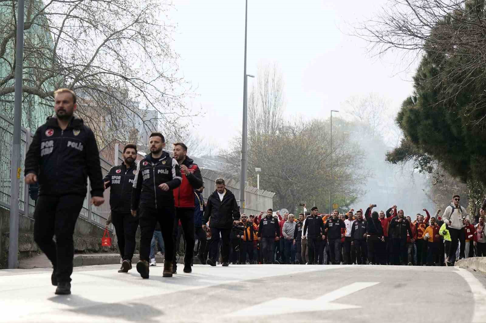 Galatasaray taraftarı, Dolmabahçe’ye geldi