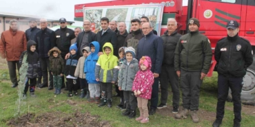 Manyas’ta protokol ve minikler fidan dikti