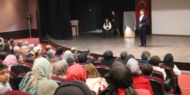 Romandaki kahramanlar tiyatroyla hayat buldu, kukla oyunu minikleri kahkahaya boğdu