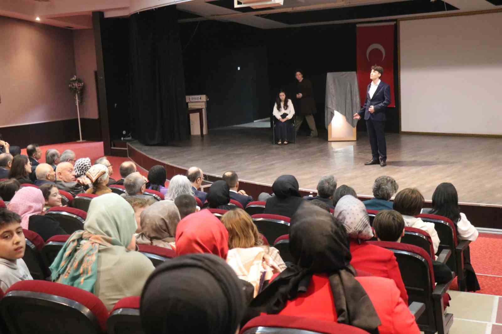 Romandaki kahramanlar tiyatroyla hayat buldu, kukla oyunu minikleri kahkahaya boğdu