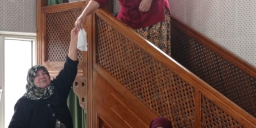 Babaeski’de köylü kadınlar cami temizledi